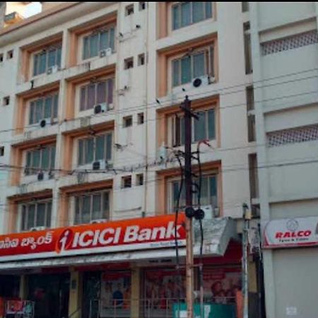 Oyo Flagship Santhi Grand Hotel Vijayawāda Exterior foto